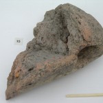 Stenen fragment, rood grijs van kleur